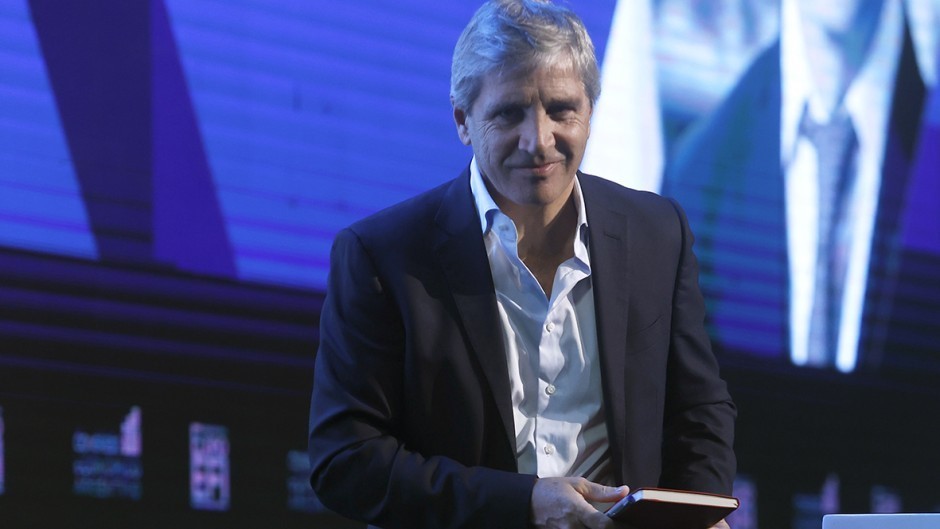 Caputo libera más créditos en dólares y agrava el descalce que se llevó puesta la Convertibilidad