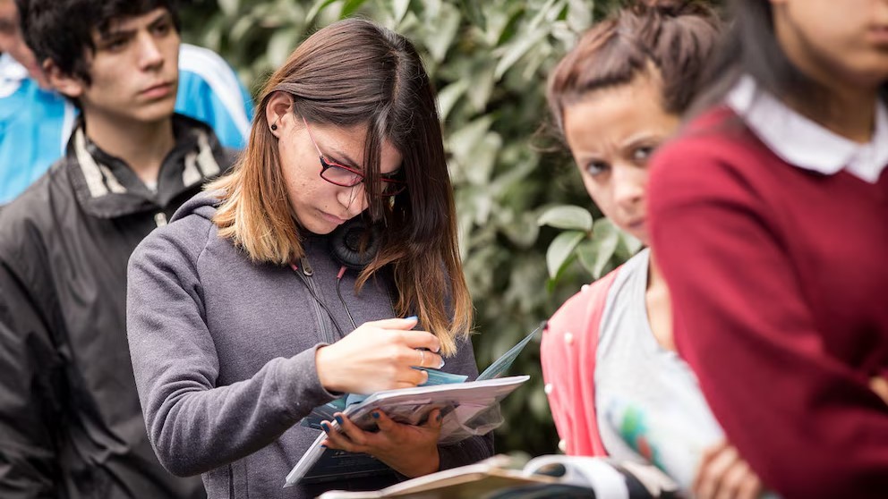 El 63% de jóvenes siente que la  economía limita sus aspiraciones