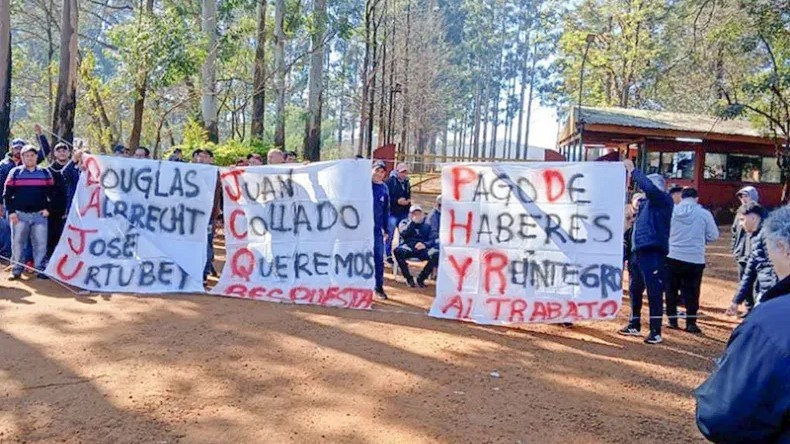 Continúa el acampe de los empleados de la forestadora por falta de acuerdo