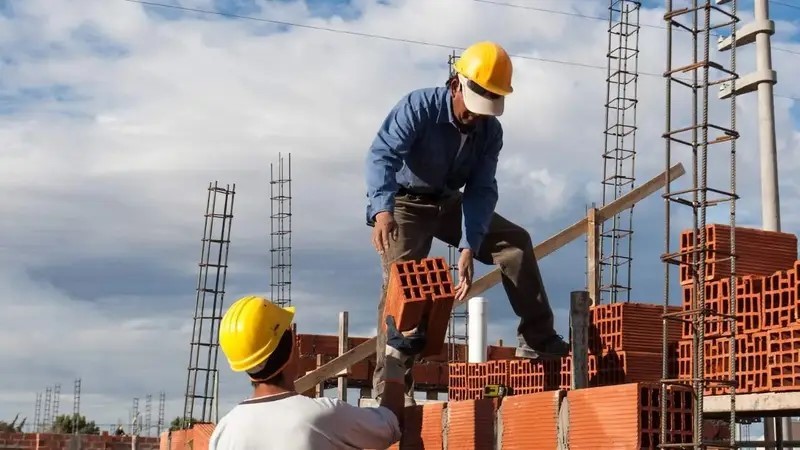 El salario mínimo se ubica en un valor previo al estallido de la Convertibilidad según la UBA