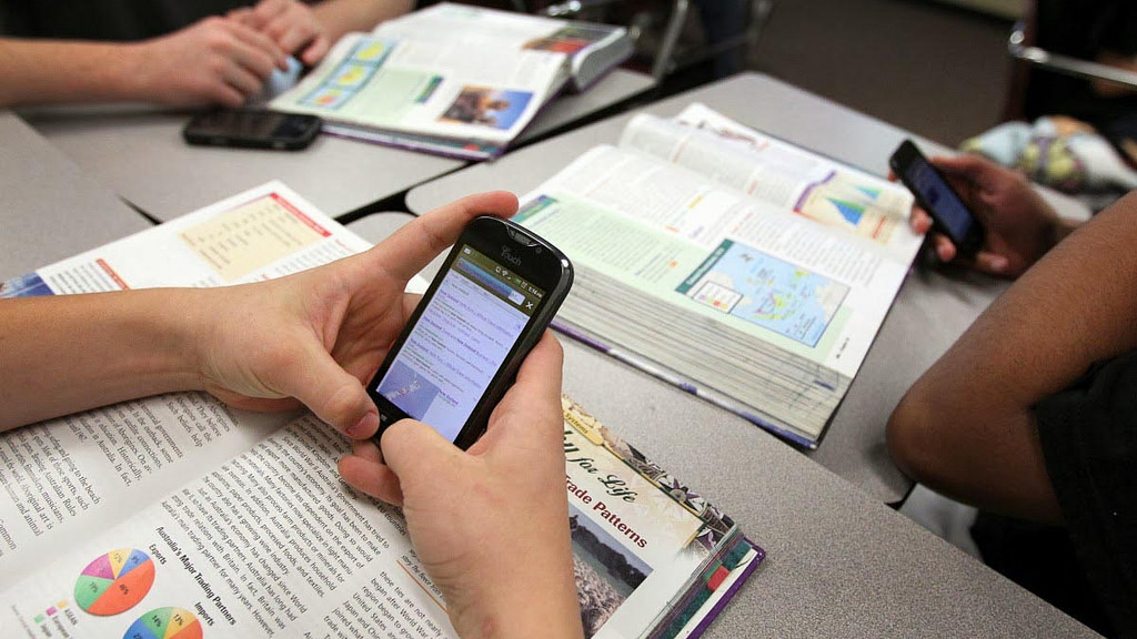 Regular&aacute;n el uso de celulares en las aulas de toda la provincia: no habr&aacute; prohibici&oacute;n total pero s&iacute; un estricto marco de control 