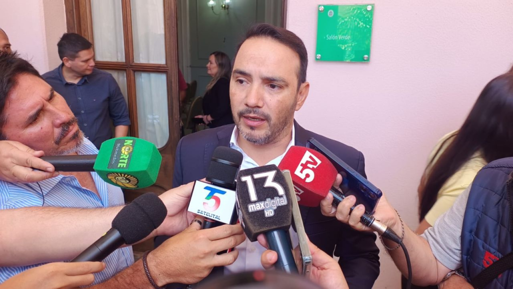Vald&eacute;s habl&oacute; de salarios, obras de prevenci&oacute;n, elecciones y cuestion&oacute; el proyecto de extranjerizaci&oacute;n de la tierra