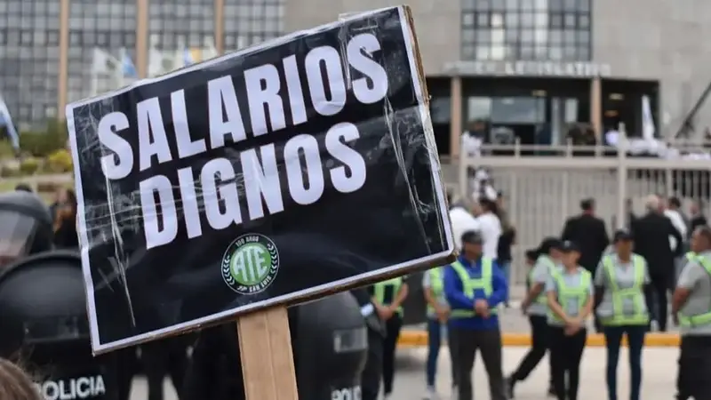 La crisis no tiene fin: el 87% de los estatales est&aacute; endeudado y m&aacute;s de la mitad tiene pluriempleo