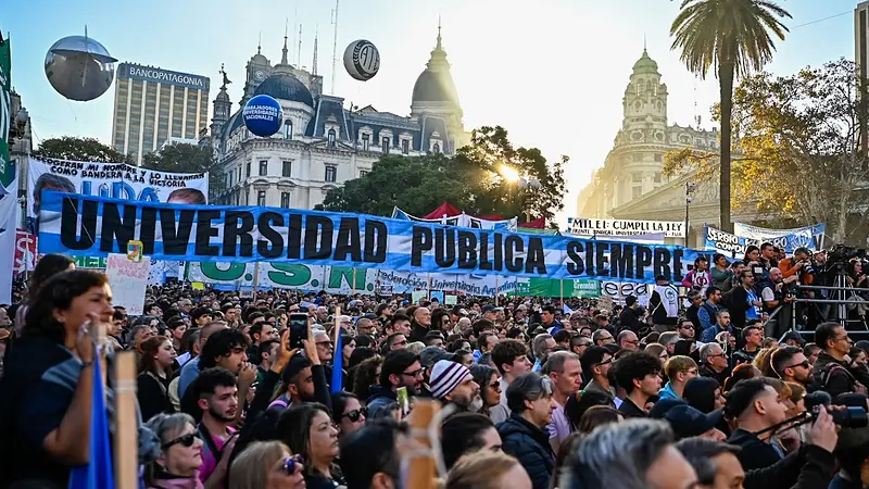Se recalienta la calle: investigadores del Conicet se movilizan y universitarios van a paro contra el ajuste