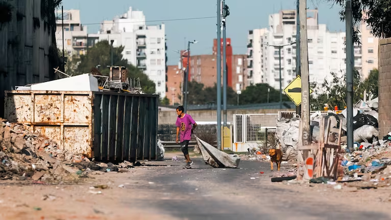No ser pobre cuesta $1.564.716 por mes: el dram&aacute;tico impacto de la crisis en el NEA