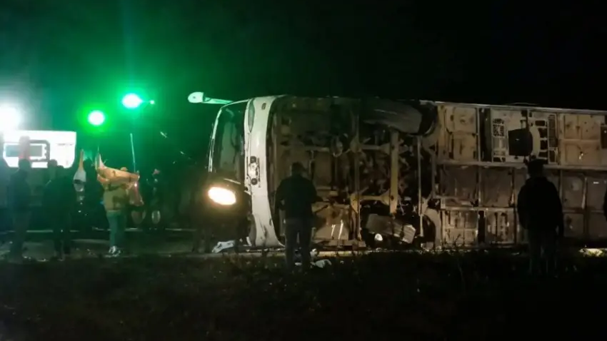Volc&oacute; un colectivo por Ruta 14 entre Alvear y Santo Tom&eacute;: una persona fallecida y heridos