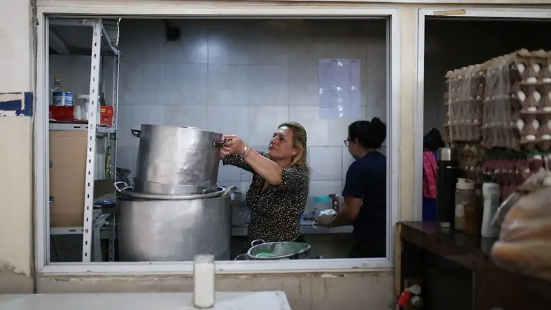 Alarma en los barrios populares: el 74% de los hogares no logra cubrir sus gastos m&iacute;nimos y casi la mitad se qued&oacute; sin comida