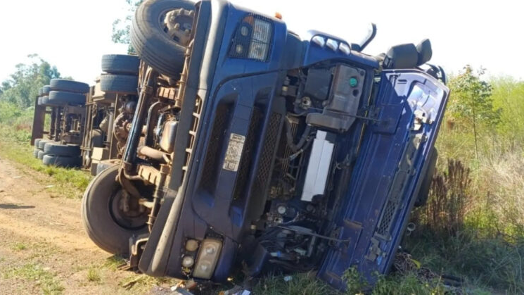 Impactante vuelco de un cami&oacute;n con frutas en la Ruta 14: el chofer se salv&oacute; de milagro