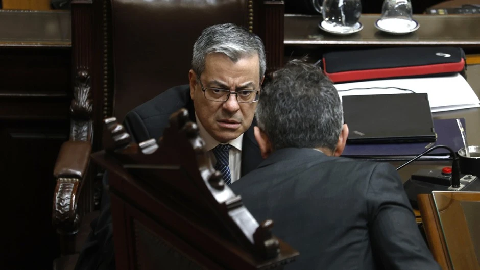 Denuncian que Caputo escondi&oacute; un art&iacute;culo en la reforma del Banco Central para endeudarse con las reservas sin pasar por el Congreso