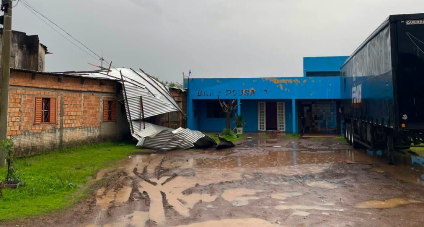Fuerte temporal en Uruguayana, granizo, vientos de 70 km/h, voladura de techos y miles de afectados sin luz