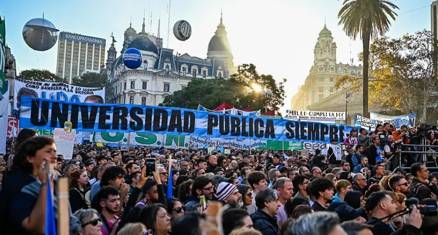 Se recalienta la calle: investigadores del Conicet se movilizan y universitarios van a paro contra el ajuste
