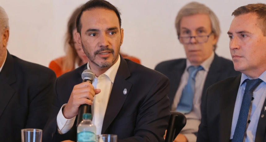 Federalismo de cart&oacute;n: Vald&eacute;s reclama por las rutas en un medio nacional mientras convalida el ajuste centralista