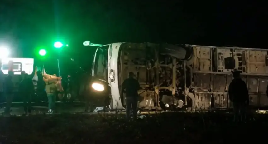 Volc&oacute; un colectivo por Ruta 14 entre Alvear y Santo Tom&eacute;: una persona fallecida y heridos