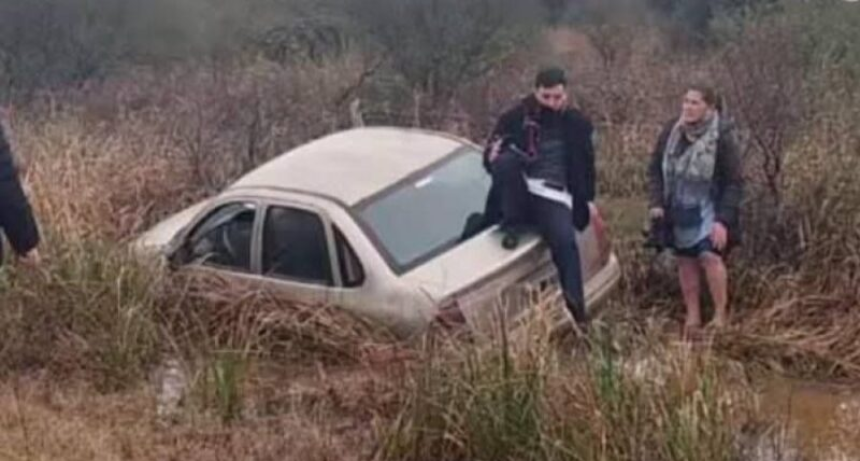 Despiste en la Ruta 126: tres docentes salieron ilesos tras perder el control del auto