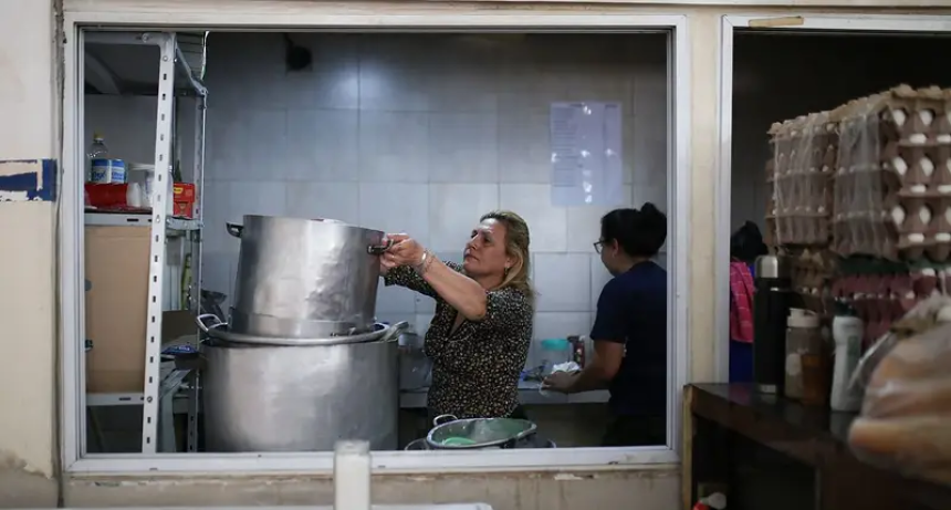 Alarma en los barrios populares: el 74% de los hogares no logra cubrir sus gastos m&iacute;nimos y casi la mitad se qued&oacute; sin comida