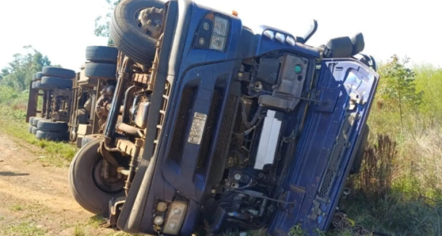 Impactante vuelco de un cami&oacute;n con frutas en la Ruta 14: el chofer se salv&oacute; de milagro