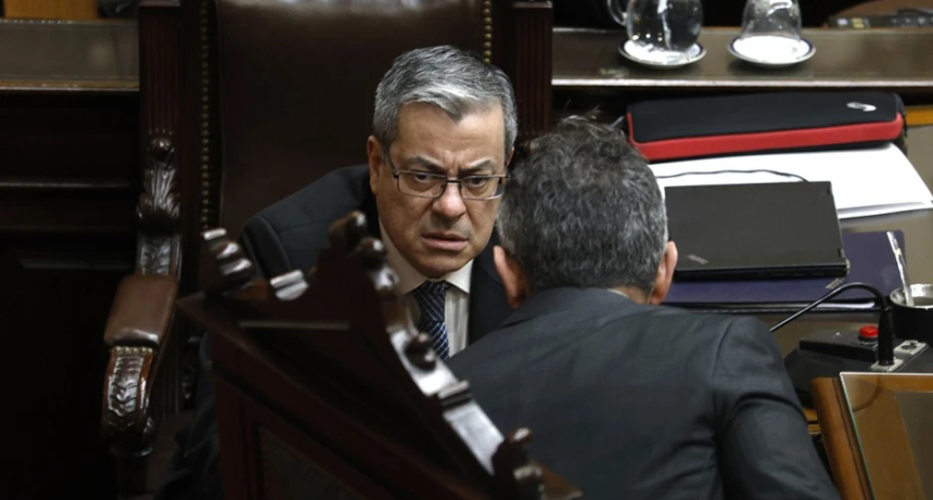 Denuncian que Caputo escondi&oacute; un art&iacute;culo en la reforma del Banco Central para endeudarse con las reservas sin pasar por el Congreso