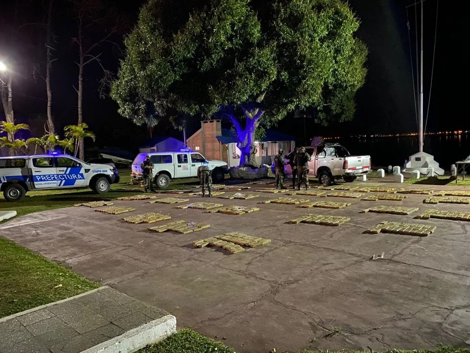 Prefectura detuvo a un hombre y secuestró más de una tonelada de marihuana en Corrientes