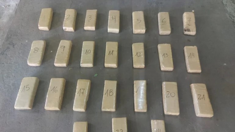 Viajaba en combi con más de 25 kilos de marihuana y quedó detenido