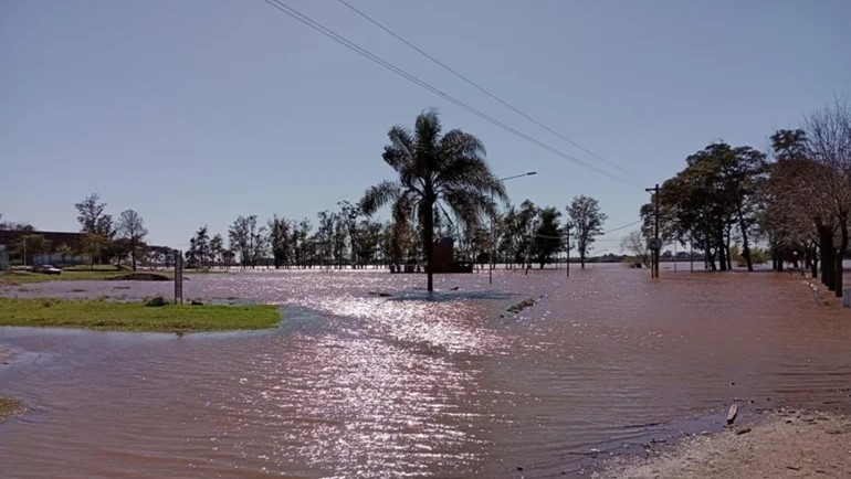 Crecida del Uruguay: evacuados en Libres, restricciones en Caseros