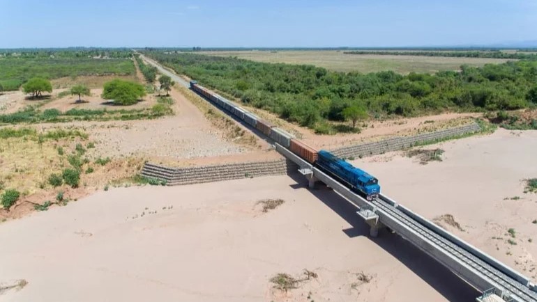 Luego de 10 años, los trenes de carga vuelven a circular de Rosario a Salta