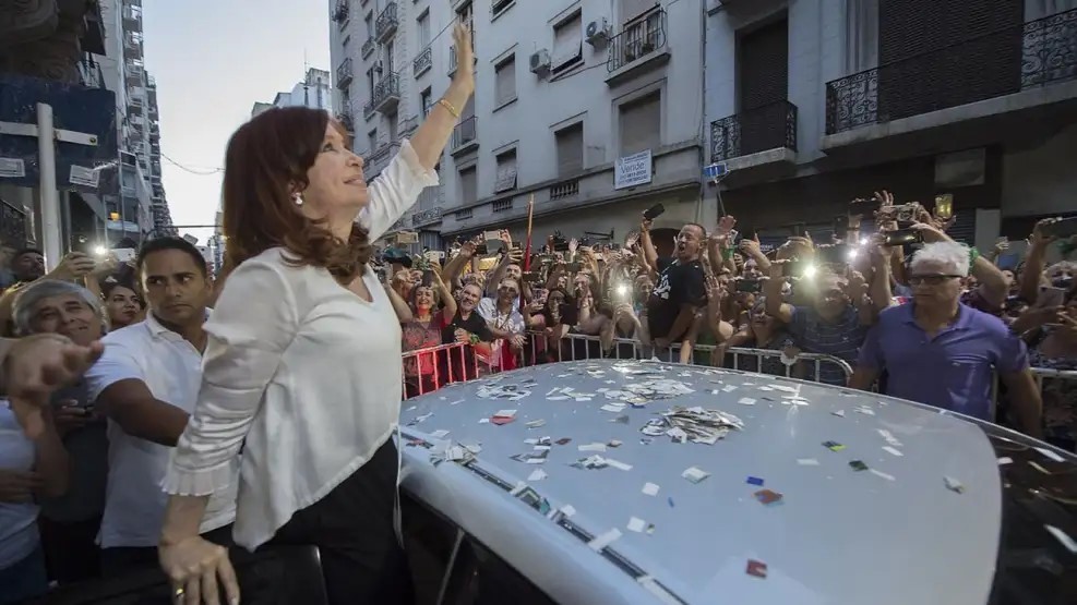 En el kirchnerismo le piden a Cristina que sea candidata a diputada para ordenar la interna entre Máximo y Kicillof