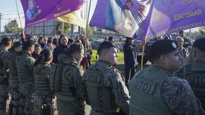El operativo piedrazos fracasó y Milei tuvo un cierre de campaña deslucido 