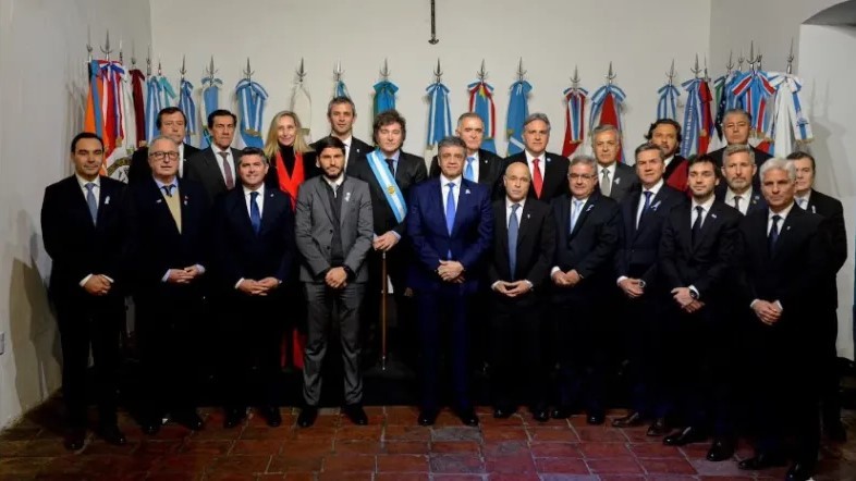 Los gobernadores buscan imponerle condiciones a Milei y ponen en duda su presencia en la mesa de diálogo