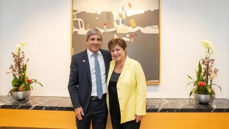 El FMI teme por una recesión: Georgieva habló con Caputo y tras la derrota electoral y pidió aflojar el ajuste