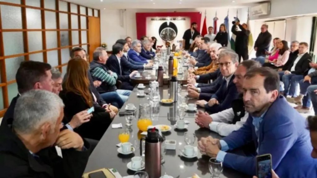 Vischi llamó a defender el federalismo: “No alcanza con la motosierra”