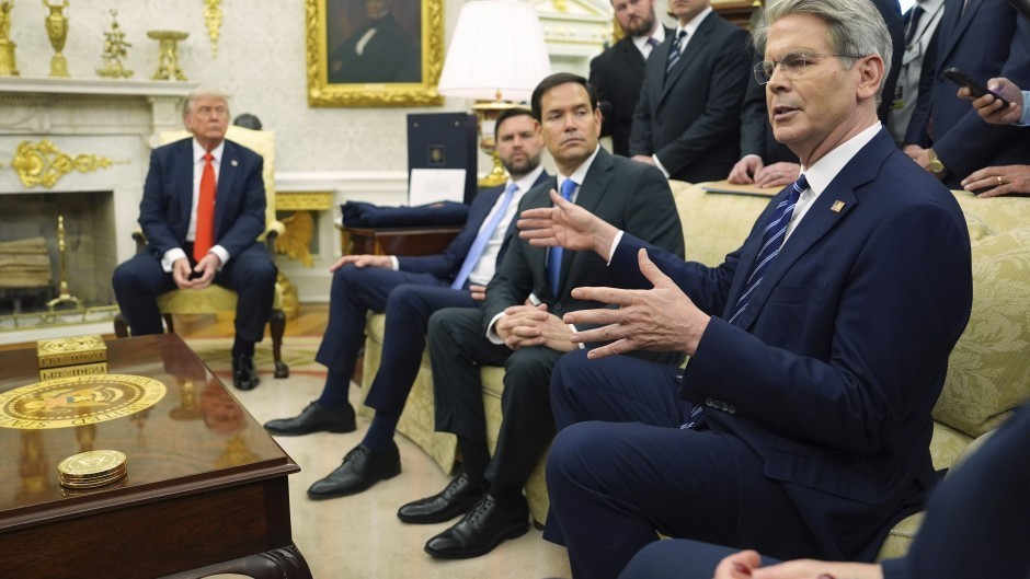 El gabinete de Trump dividido entre técnicos y MAGA por el préstamo a la Argentina