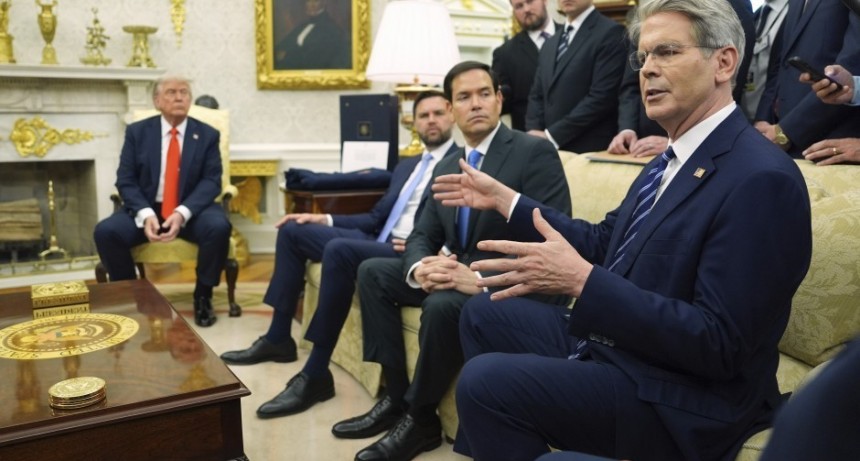 El gabinete de Trump dividido entre técnicos y MAGA por el préstamo a la Argentina