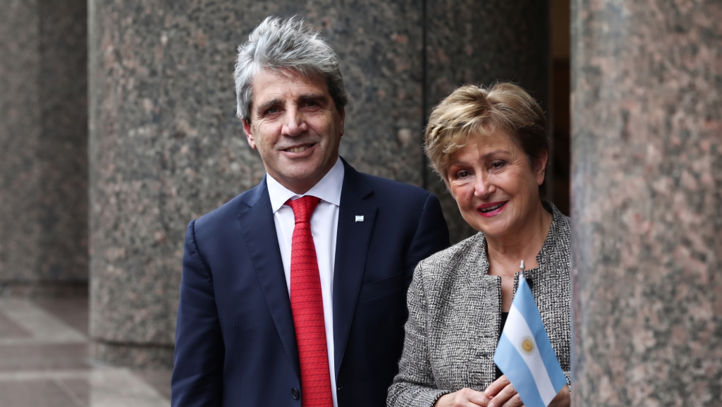 La recaudaci&oacute;n corre de atr&aacute;s a la inflaci&oacute;n en agosto y profundiza la ca&iacute;da de la actividad econ&oacute;mica