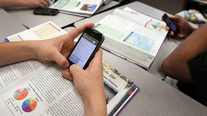 Debate encendido: escuela de Goya proh&iacute;be el uso de celulares