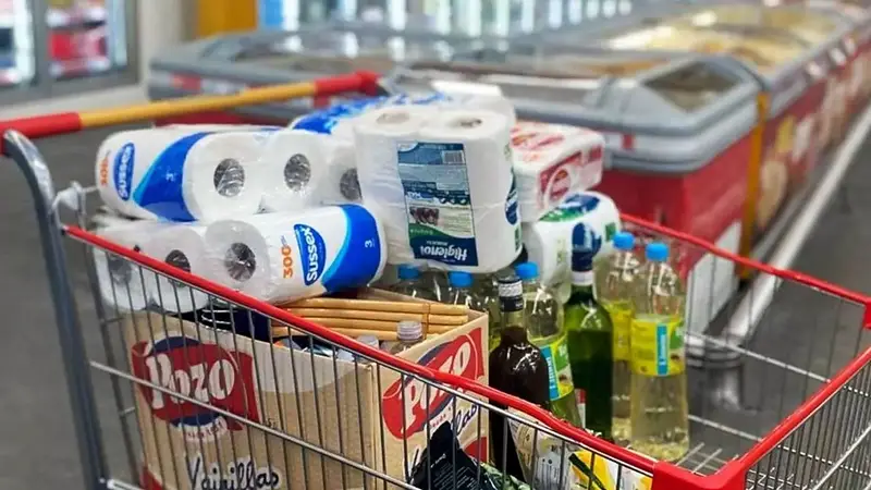Derrumbe del consumo: las ventas minoristas cayeron casi 3% entre julio y agosto