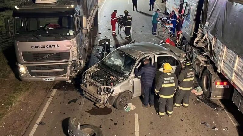 Grave choque m&uacute;ltiple en la Ruta 119: un autom&oacute;vil qued&oacute; atrapado entre dos camiones