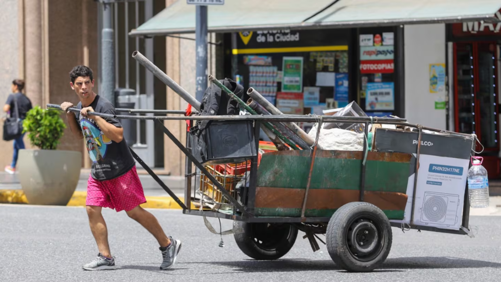 En agosto, una familia necesit&oacute; m&aacute;s de $1.600.000 para no ser pobre y las canastas volvieron a superar la inflaci&oacute;n general