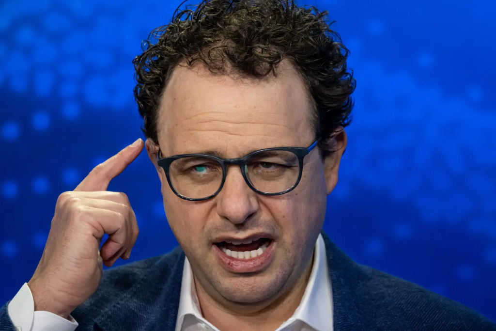 El creador de Claude pide frenar la IA por temor a que tome el control global en seis meses
