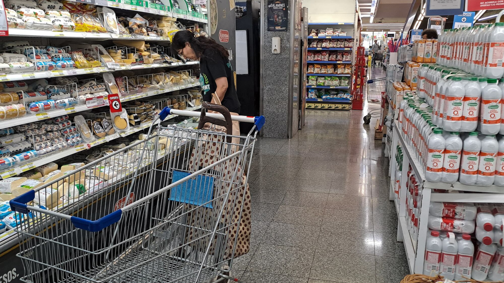 El consumo no encuentra piso: s&eacute;ptimo mes de ca&iacute;da y casi 6.000 empleos destruidos en supermercados