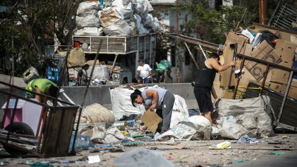 Con estad&iacute;sticas maquilladas y metodolog&iacute;a obsoleta , admiten que la pobreza subi&oacute; al 32,3% y ya afecta a m&aacute;s de 15 millones de argentinos