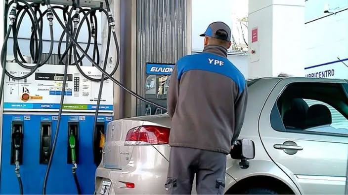 YPF aument&oacute; sus combustibles: la nafta s&uacute;per alcanz&oacute; los $2.070 por litro y el barril presiona a los surtidores