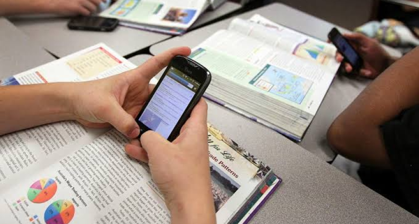 Debate encendido: escuela de Goya proh&iacute;be el uso de celulares