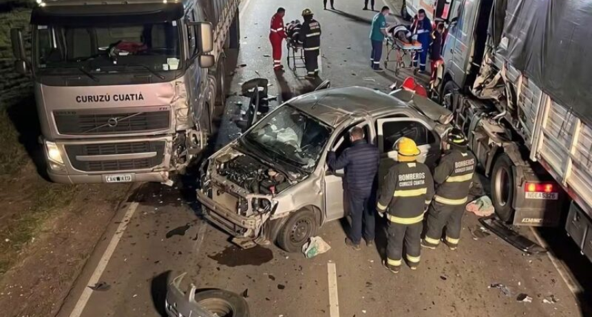 Grave choque m&uacute;ltiple en la Ruta 119: un autom&oacute;vil qued&oacute; atrapado entre dos camiones