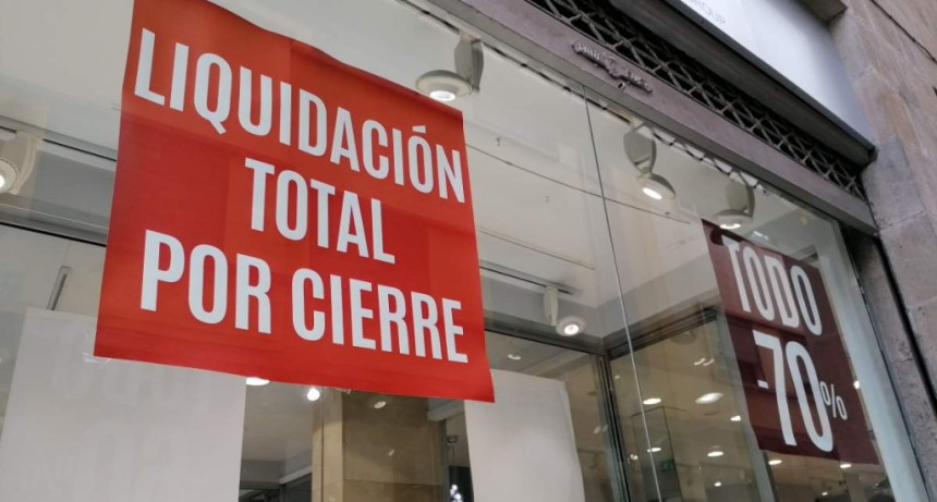 Clima social cr&iacute;tico: casi el 60% de los argentinos asegura que el pa&iacute;s est&aacute; peor con Javier Milei y el 75% debi&oacute; recortar gastos