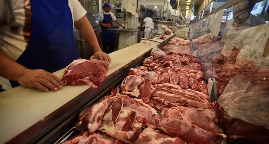 El consumo de carne cay&oacute; casi 10% en agosto y sigue hundido en m&iacute;nimos hist&oacute;ricos