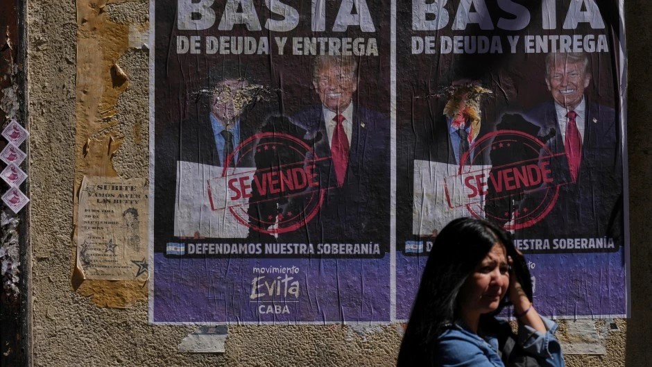 Más del 60% rechaza la estrategia de Milei de aferrarse a Macri y Trump