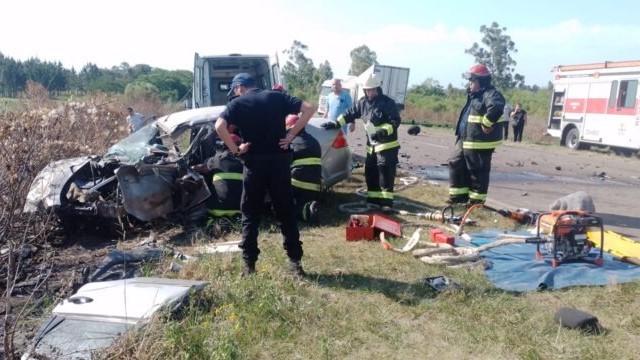 Impactante choque frontal entre un auto y un camión en Ruta 12
