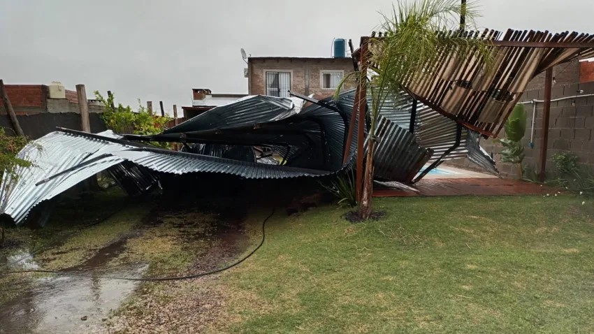 Poste derrumbado y cortes de luz: los estragos de la lluvia en Corrientes