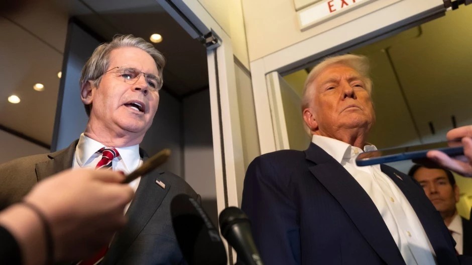 El dólar tocó 1.500 pesos, en medio de versiones de una retirada de Bessent del mercado argentino