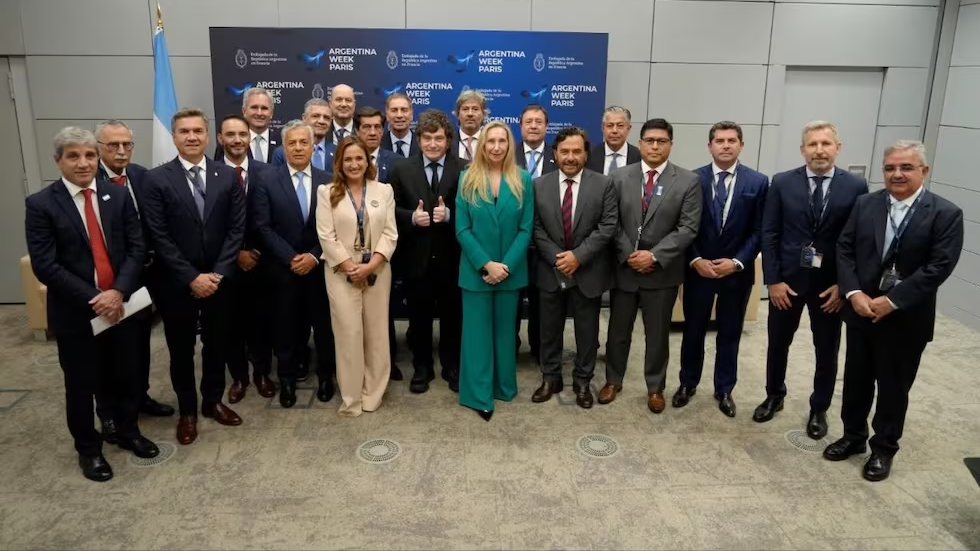 Javier Milei pos&oacute; en Paris junto a 13 gobernadores aliados para mostrar respaldo pol&iacute;tico y proyecciones de reelecci&oacute;n
